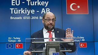 Turquia pede mais dinheiro e antecipação de liberalização de vistos em nome de mais ajuda à UE