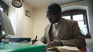 Германия: чернокожий священник уволился из-за угроз