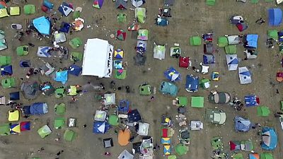 Imagens aéreas sobre campo de refugiados grego
