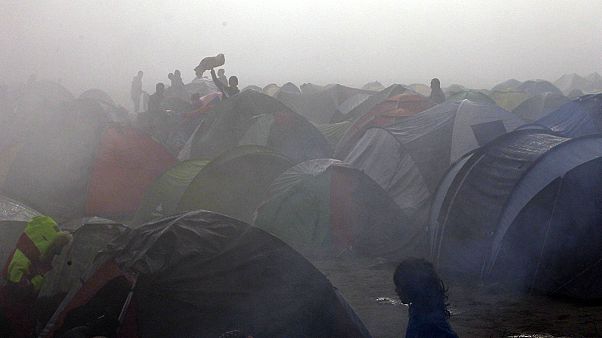 Frust der Flüchtlinge an griechisch-mazedonischer Grenze wächst Frust der Flüchtlinge an griechisch-mazedonischer Grenze wächst