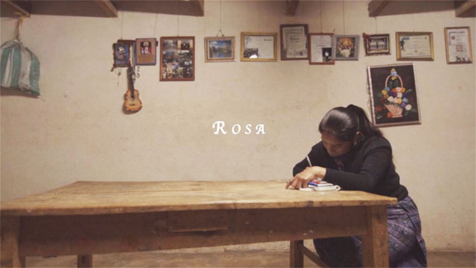 Rosa que florece en la adversidad