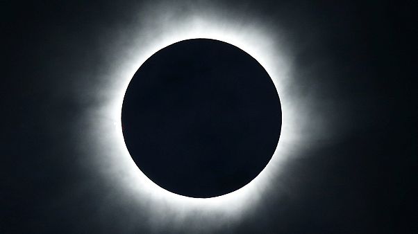 Εντυπωσιακή ολική έκλειψη ηλίου Εντυπωσιακή ολική έκλειψη ηλίου