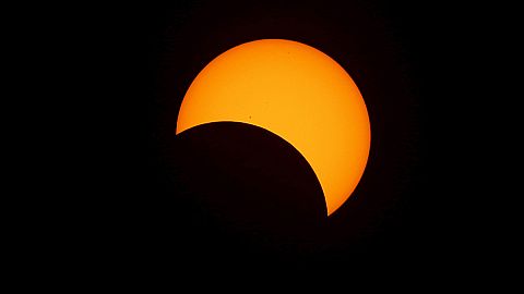 Los indonesios disfrutan del eclipse total de sol
