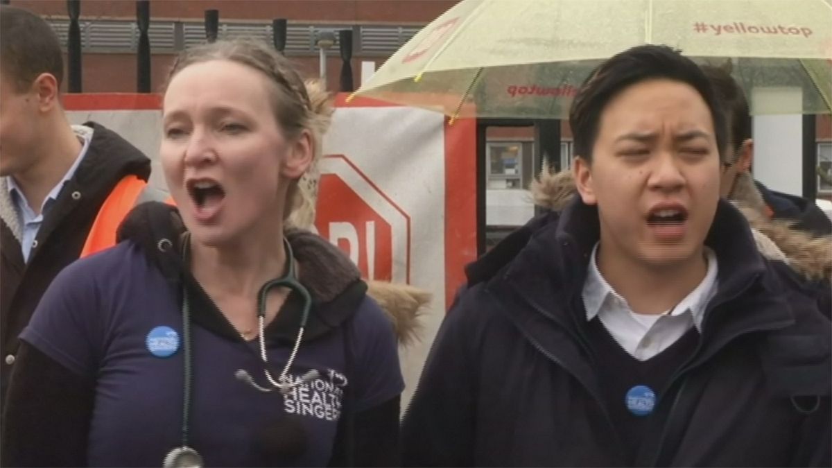 لندن: پزشکان حین اعتصاب آواز می خوانند