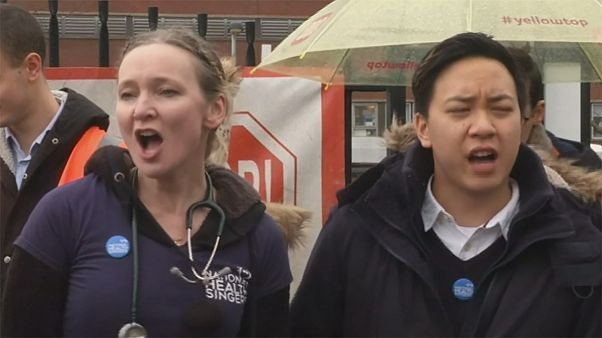 Los médicos residentes de Inglaterra "cantan" durante la huelga Los médicos residentes de Inglaterra "cantan" durante la huelga