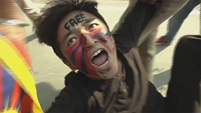 Tibetli göstericiler polisle çatıştı