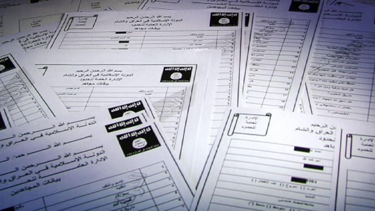 وثائق مسربة تكشف بيانات مقاتلين أجانب في تنظيم "الدولة الإسلامية"