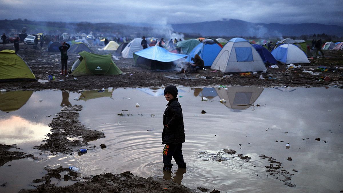 اللاجئون العالقون في اليونان بانتظار فتح طريق البلقان