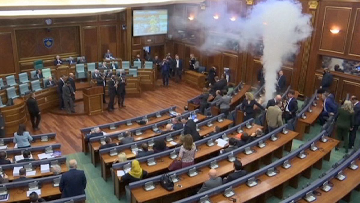 پرتاب گاز اشک آور در صحن علنی پارلمان کوزوو