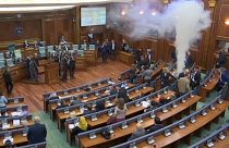 Gás lacrimogéneo, lasers e água contra o primeiro-ministro no Parlamento do Kosovo