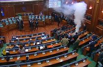 Gás lacrimogéneo no Parlamento do Kosovo