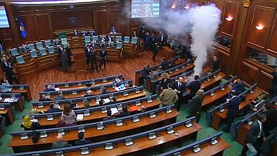 Kosova'da 'gaz bombalı' meclis oturumları