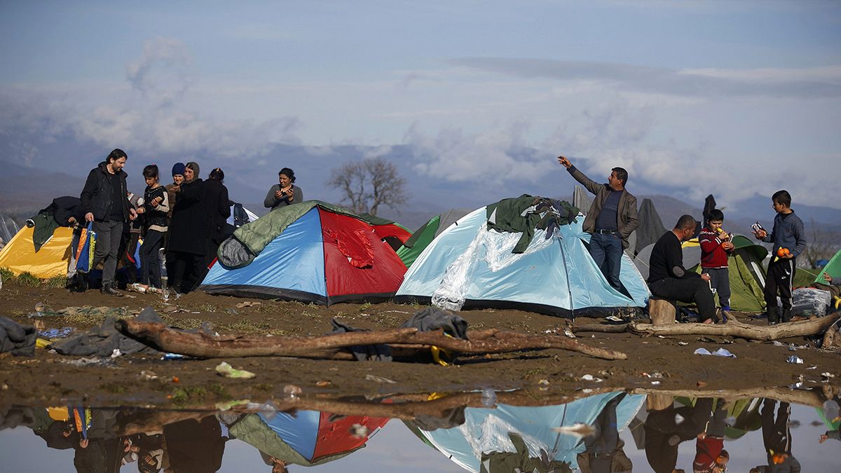آلاف اللاجئين عالقون على الحدود اليونانية مع مقدونيا