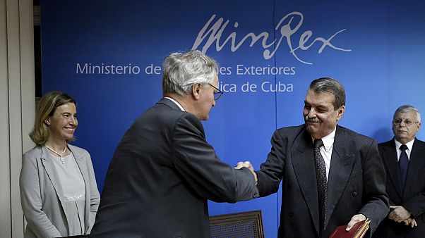 UE e Cuba assinam acordo para normalizar relações UE e Cuba assinam acordo para normalizar relações