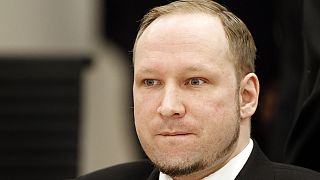 Breivik em tribunal para exigir menos restrições na prisão