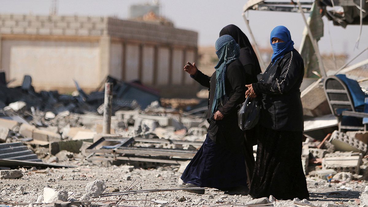 В освобожденном сирийском городе: руины, столбы для казни, брошенное оружие