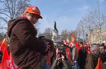 Decenas de sindicalistas protestan en París contra la nueva ley laboral del Gobierno