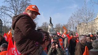 Decenas de sindicalistas protestan en París contra la nueva ley laboral del Gobierno