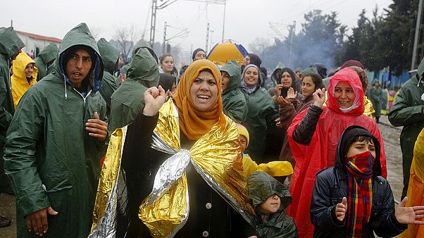 Los refugiados de Idomeni piden ayuda a Merkel para que 'abra' la frontera Los refugiados de Idomeni piden ayuda a Merkel para que 'abra' la frontera