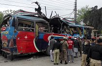 Al menos 16 muertos y 40 heridos en un atentado contra un autobús de funcionarios en Peshawar