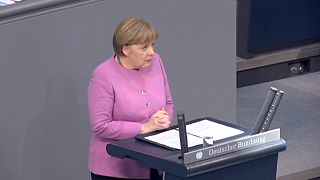 Merkel a tuttocampo al Bundestag alla vigilia del summit UE-Turchia