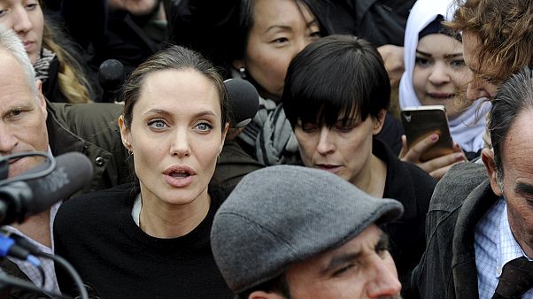 Angelina Jolie causa revuelo y arranca sonrisas a los refugiados atrapados en Grecia Angelina Jolie causa revuelo y arranca sonrisas a los refugiados atrapados en Grecia