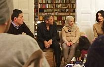 George e Amal Clooney em Berlim com refugiados sírios: "nós somos vocês"