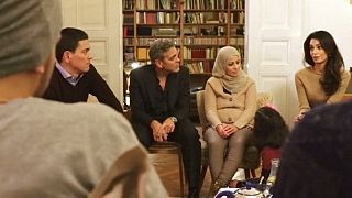 جورج كلوني يلتقي بأسر سورية لاجئة في برلين