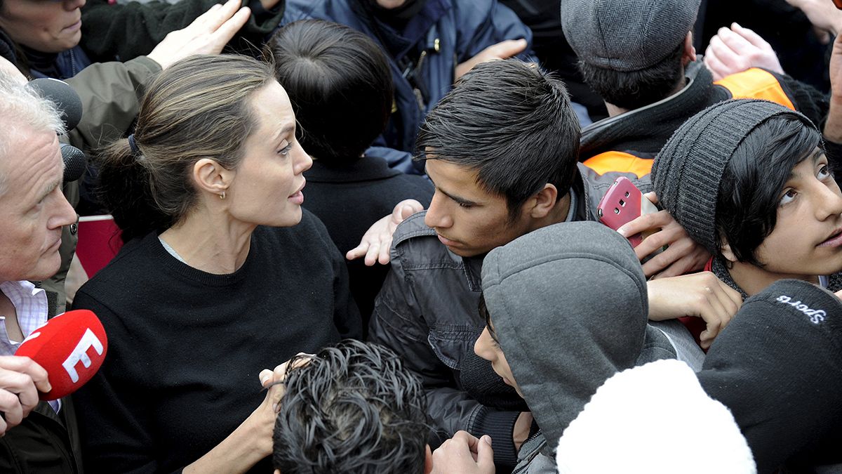Angelina Jolie ad Athene fra i migranti