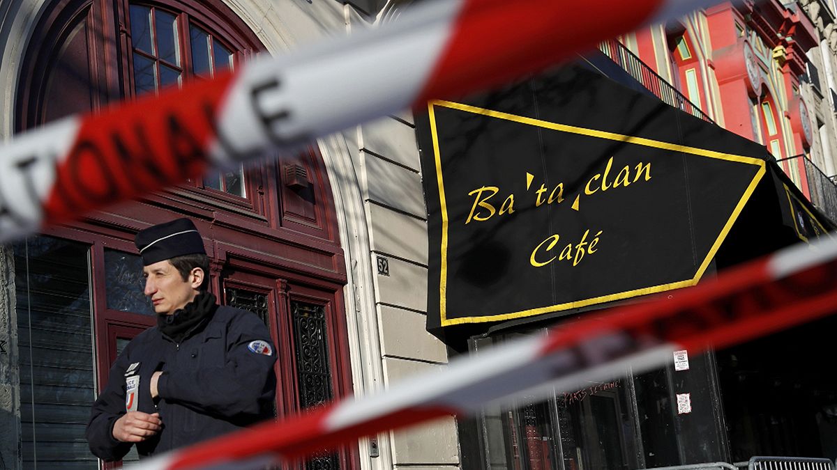 France : la commission d'enquête parlementaire sur les attentats visite le Bataclan