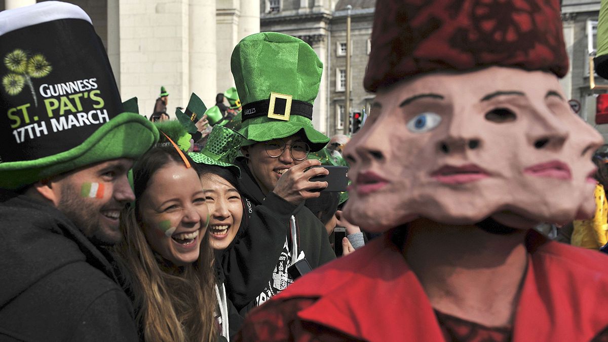 İrlanda St Patrick's Günü için yeşile büründü