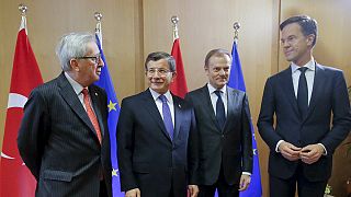Riparte il vertice europeo sull'immigrazione in presenza del premier turco. Si tratta su ogni dettaglio