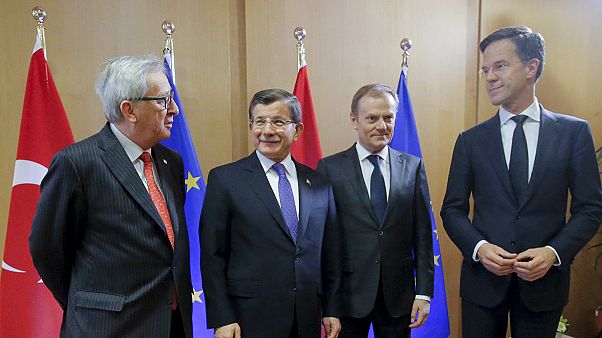 Riparte il vertice europeo sull'immigrazione in presenza del premier turco. Si tratta su ogni dettaglio Riparte il vertice europeo sull'immigrazione in presenza del premier turco. Si tratta su ogni dettaglio