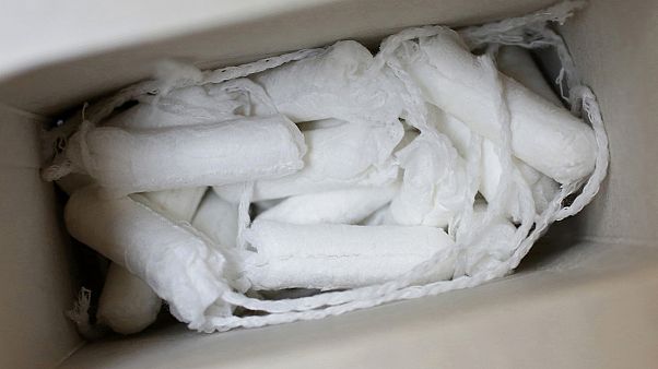 معركة النساء من أجل إعفاء الفوط الصحية النسائية من الضريبة معركة النساء من أجل إعفاء الفوط الصحية النسائية من الضريبة