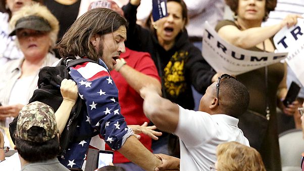 Trump egy támogatója megrugdosta a milliárdos ellenzőjét egy kampányrendezvényen Trump egy támogatója megrugdosta a milliárdos ellenzőjét egy kampányrendezvényen