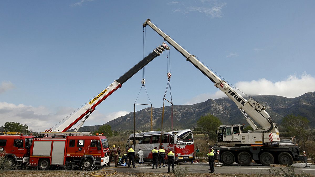 واژگون شدن یک اتوبوس در اسپانیا ۱۳ دانشجو را به کام مرگ فرستاد