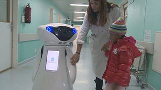 Un robot terapeutico intrattiene i bambini malati di cancro negli ospedali