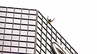 El "Spiderman francés" escala una torre de 187 metros del barrio de negocios de París