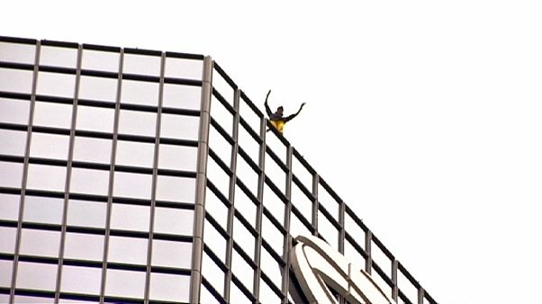 Französischer Spiderman klettert Pariser Wolkenkratzer hinauf Französischer Spiderman klettert Pariser Wolkenkratzer hinauf