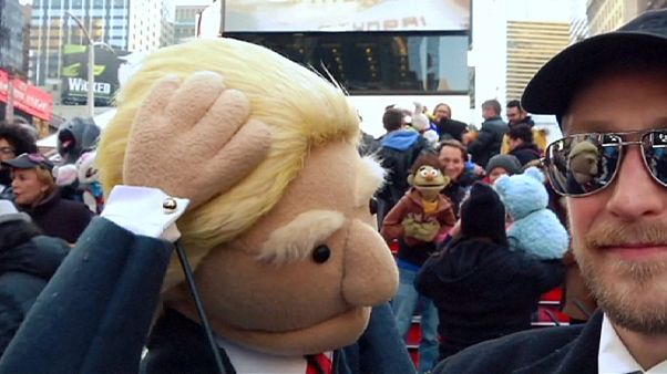 Trump y Sanders protagonistas del Día Mundial de la Marioneta en Times Square Trump y Sanders protagonistas del Día Mundial de la Marioneta en Times Square