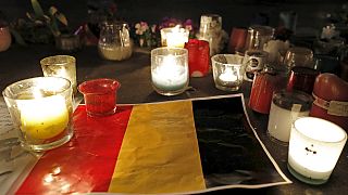 Bruxelles. Place de la Bourse come République a Parigi, candele e solidarietà