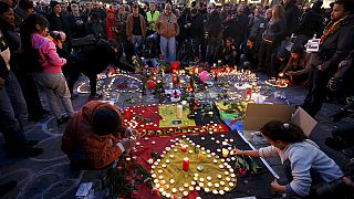 A brüsszeli áldozatok emléke előtt tiszteleg a világ