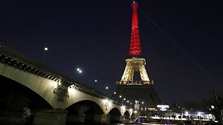 Nero, giallo, rosso, i colori del Belgio sulla Tour Eiffel. Parigi rivive il dolore del 13/11/15