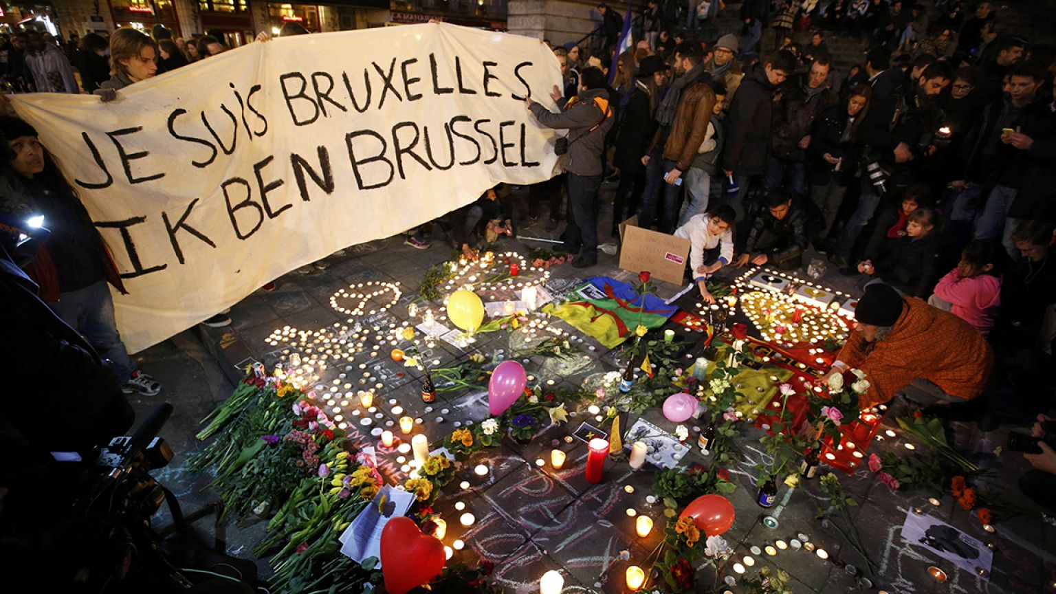 Bruxelles: gente in strada per dire "no" alla paura