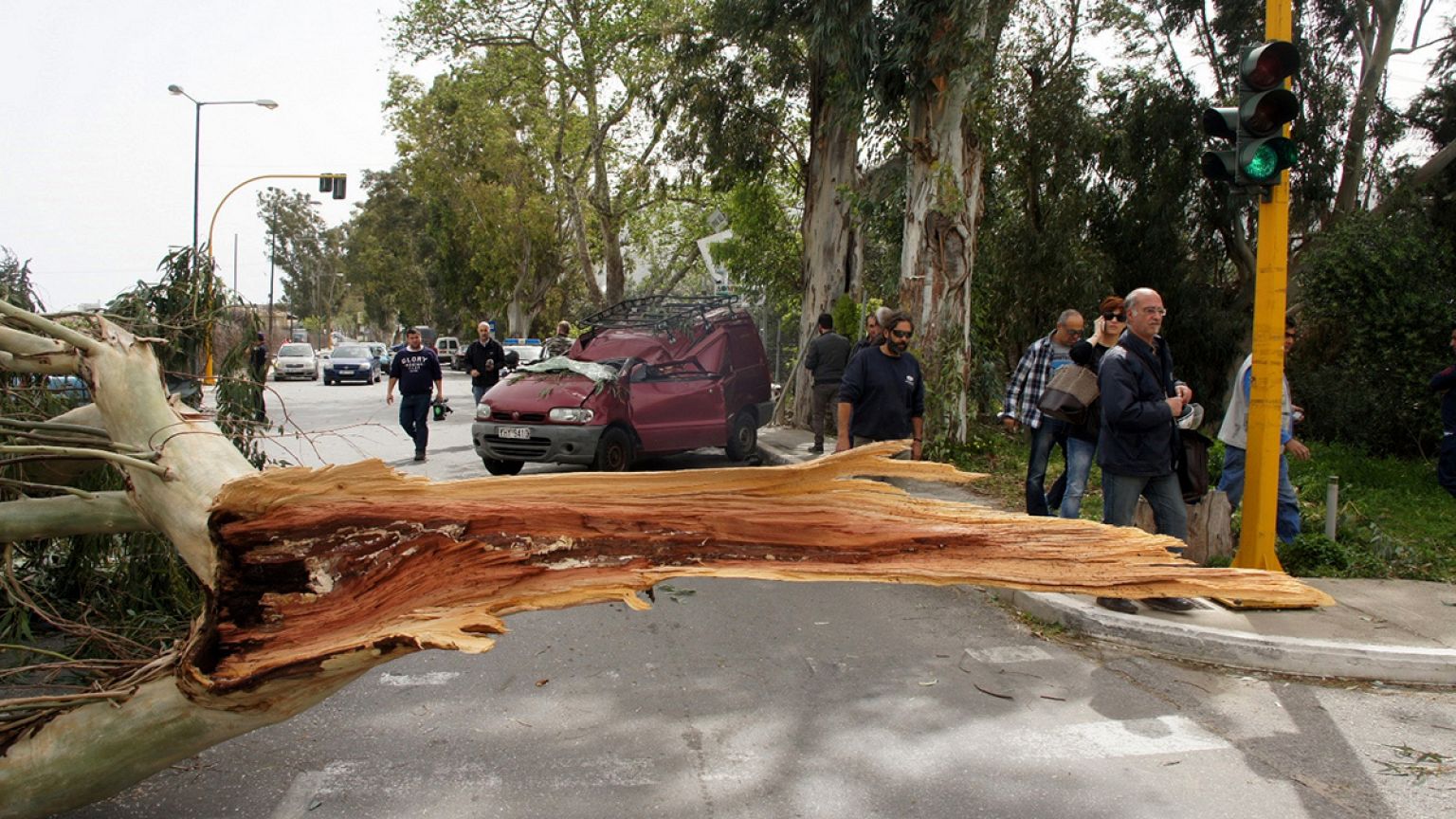 Κρήτη: Ισχυροί άνεμοι στο νησί – Νεκρός οδηγός στα Χανιά – Κλείνουν και τα σχολεία