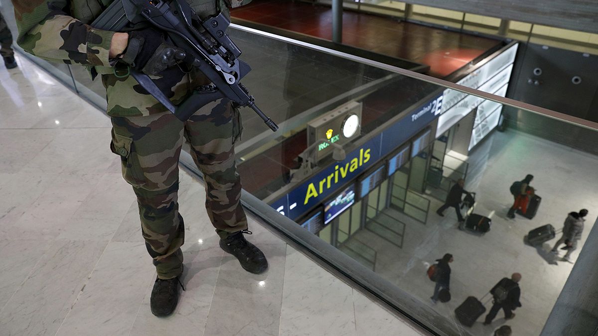 Auf den Flughäfen: Mehr Kontrollen, mehr Sicherheitskräfte