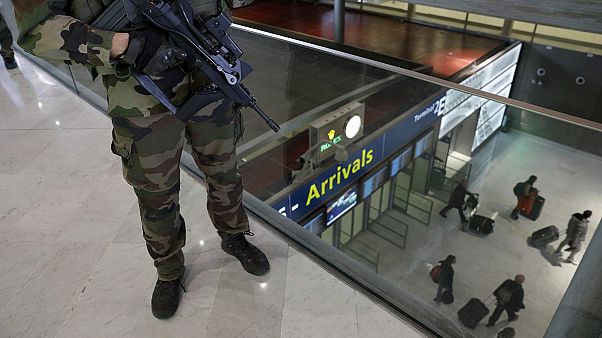 В аэропортах Европы усилены меры безопасности В аэропортах Европы усилены меры безопасности