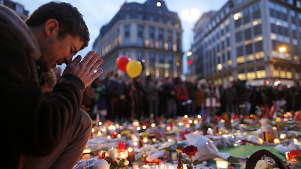 Bruxelles. Re Filippo alla metro Maelbeek per onorare le vittime Bruxelles. Re Filippo alla metro Maelbeek per onorare le vittime