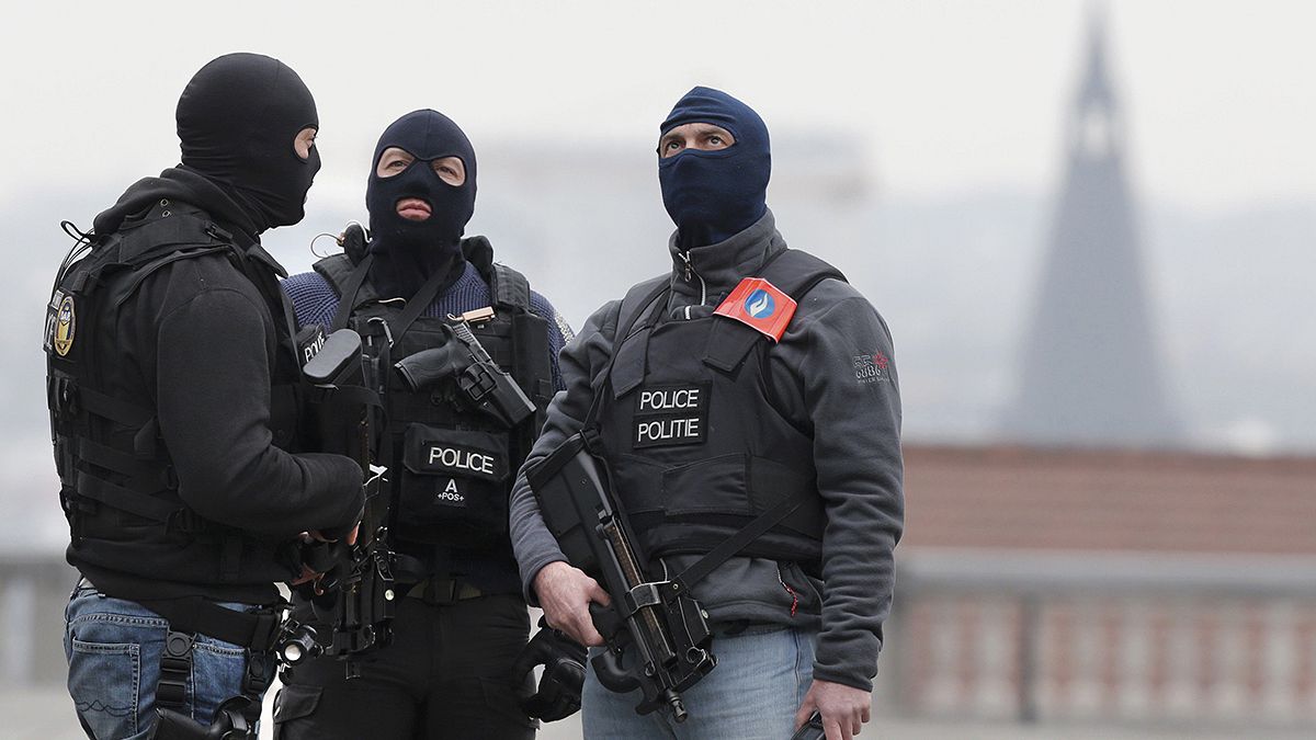 Bruxelas: Dois bombistas podem estar a monte