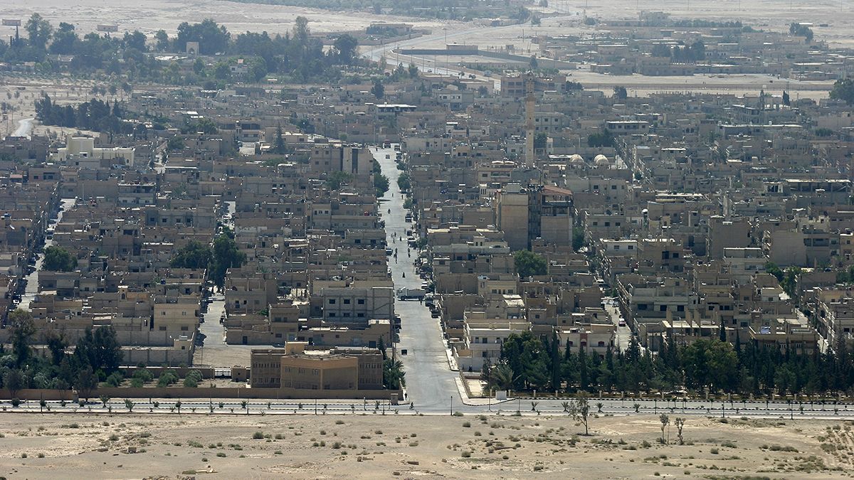 الجيش السوري النظامي يصل إلى مداخل مدينة تدمر الأثرية لاستعادتها من داعش